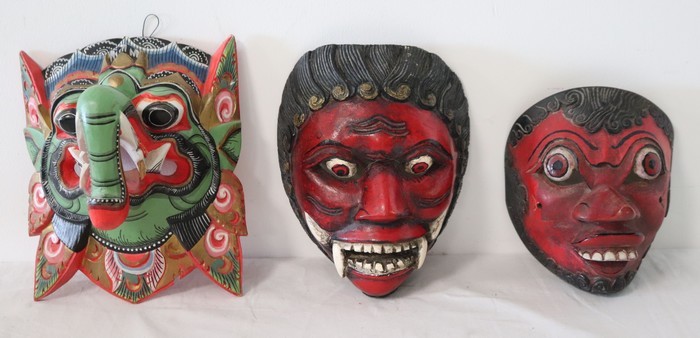 TROIS PETITS MASQUES en bois sculpté pol...