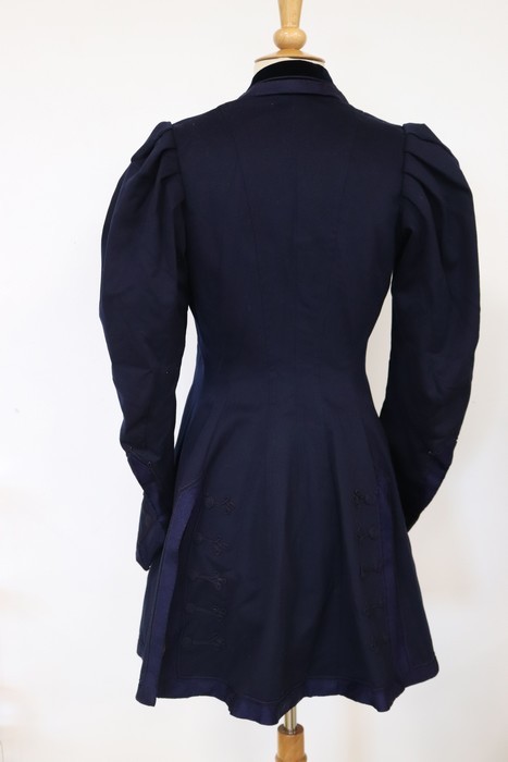 VESTE D'ECUYERE bleu marine, épaules à soufflets....