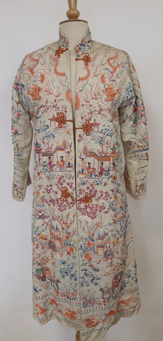 LONGUE VESTE de femme en soie brodée polychrome...