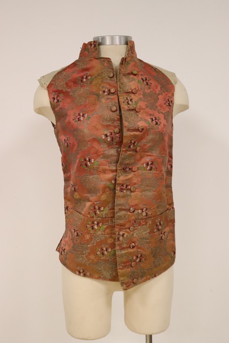 GILET D'HOMME droit, en soie brodée de fleurs...