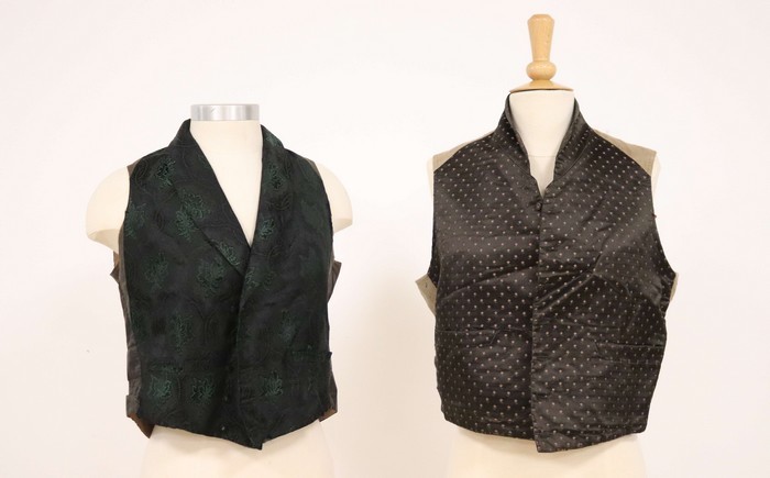 DEUX GILETS D'HOMME, l'un croisé à large...