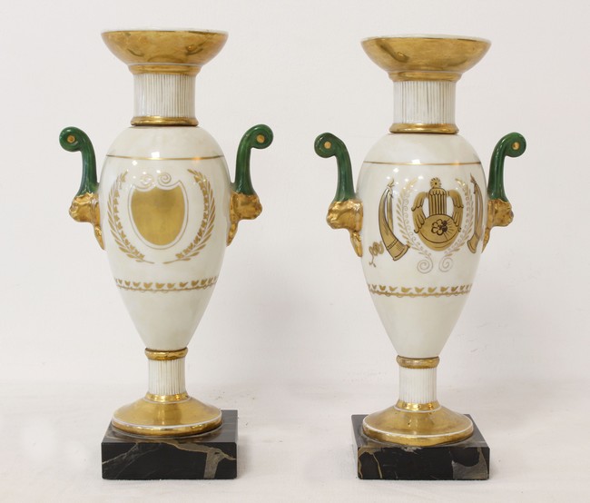 PAIRE DE VASES de forme balustre en porcelaine...