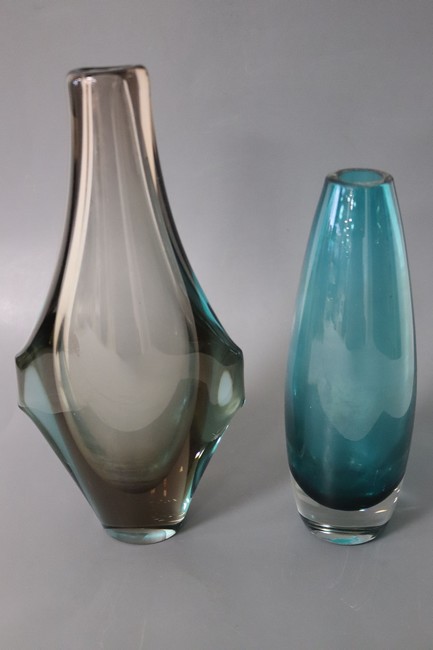 DEUX VASES en cristal teinté, l'un fuseau...