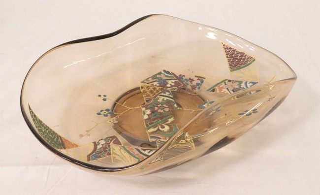 COUPE en verre fumé à bords repliés et décor...