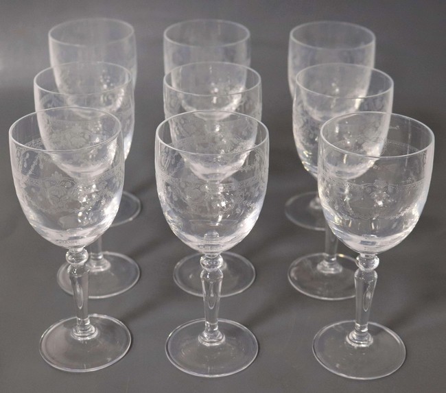 NEUF VERRES à pied en cristal gravé de frises,...