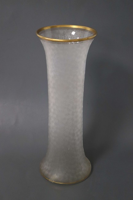 GRAND VASE rouleau à col en cristal gravé...