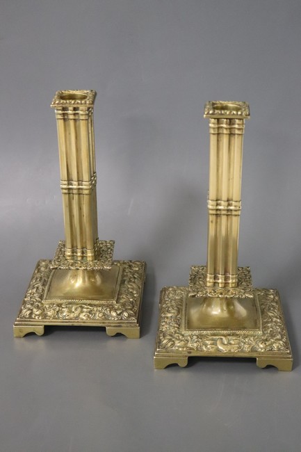 PAIRE DE FLAMBEAUX A LA FINANCIERE en bronze...