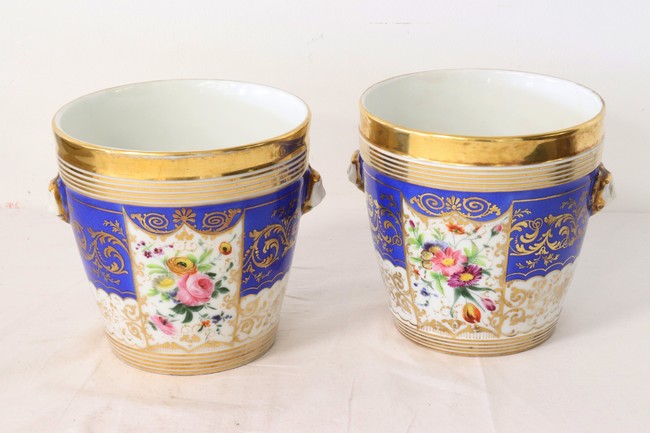 PAIRE DE PETITS CACHE-POTS en porcelaine...