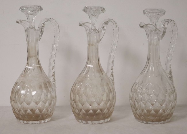 TROIS AIGUIERES en cristal taillé à palmettes,...