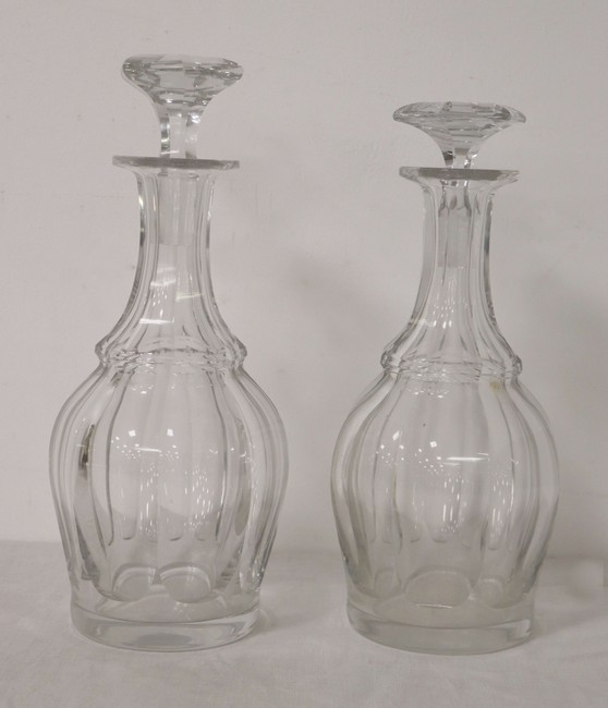 PAIRE DE CARAFES en cristal à godrons, avec...