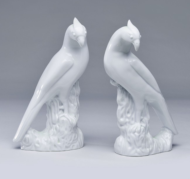 PAIRE DE OISEAUX en faïence blanche.