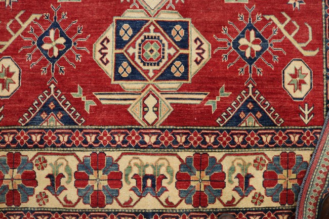 TAPIS en laine polychrome à décor d'un hexagone...