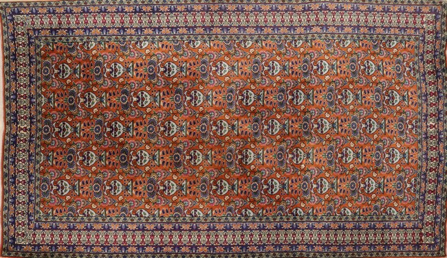 TAPIS en laine polychrome à décor de vases...