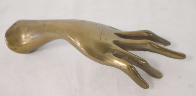 MAIN en bronze signé Lohé.