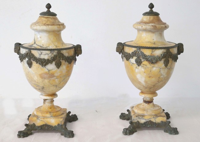 PAIRE D'URNES couvertes de forme balustre...