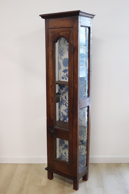 VITRINE rectangulaire en chêne sculpté et...
