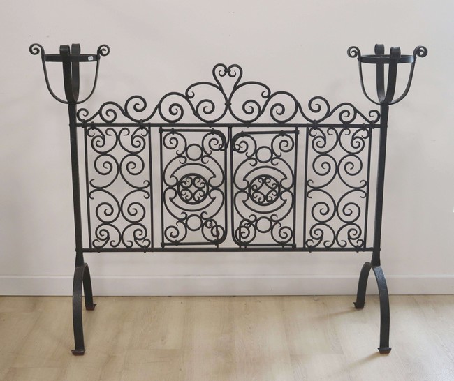 PAIRE DE LANDIERS réunis par une grille ajourée...