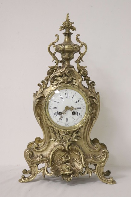 PENDULE DE CHEMINÉE en bronze doré à décor...