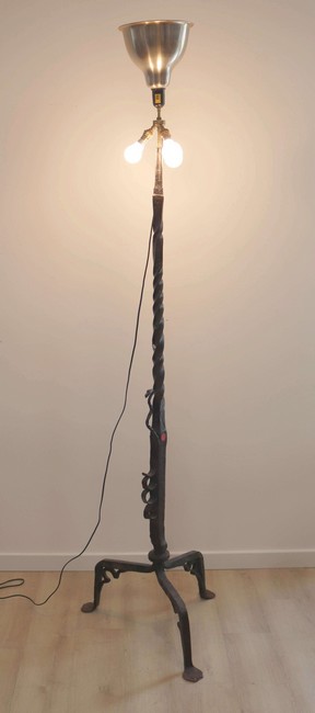 PIED DE LAMPADAIRE en fer forgé, à fût torsadé...