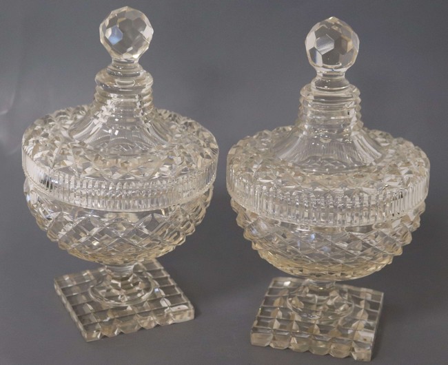 PAIRE DE DRAGEOIRS couverts cristal taillé,...