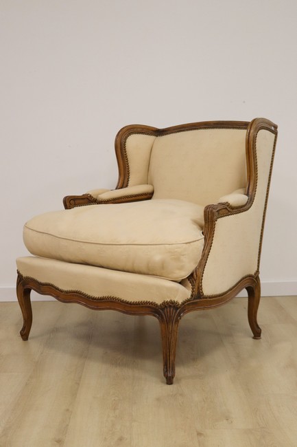 BERGERE à oreilles en hêtre mouluré, dossier...