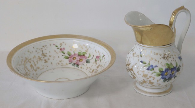 BASSIN ET SON AIGUIERE en porcelaine blanche...
