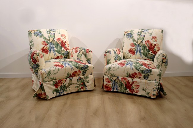 DEUX PETITS FAUTEUILS de même modèle à pieds...