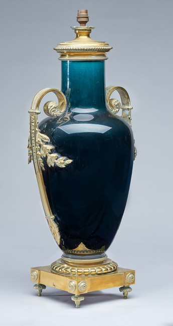 GRAND VASE balustre en porcelaine émaillée...