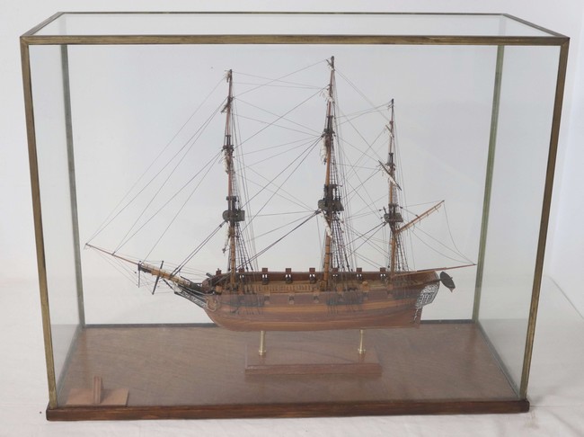 MAQUETTE DE  L'ASTROLABE SOUS CLOCHE en verre...