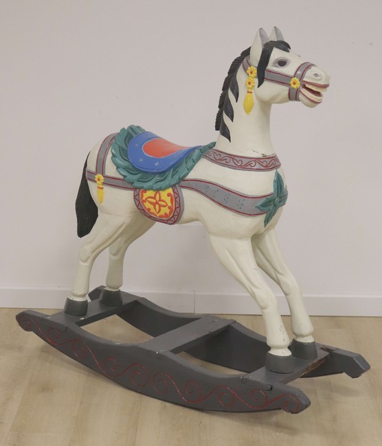 GRAND CHEVAL à bascule en bois polychrome,...