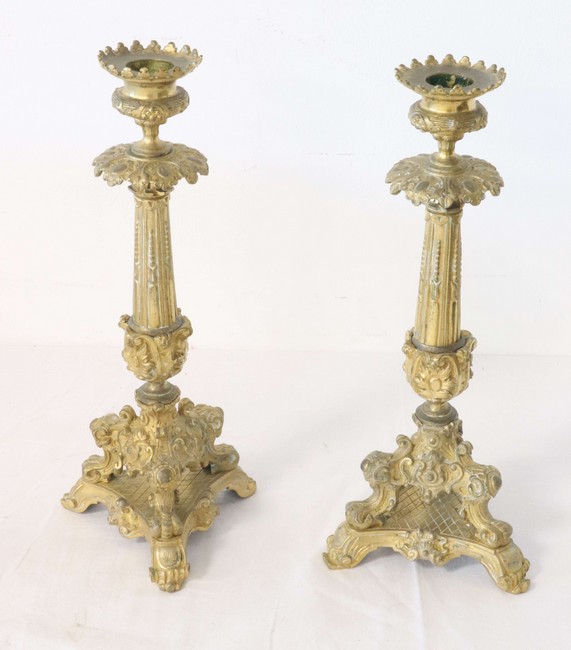 PAIRE DE BOUGEOIRS en bronze doré et ciselé...