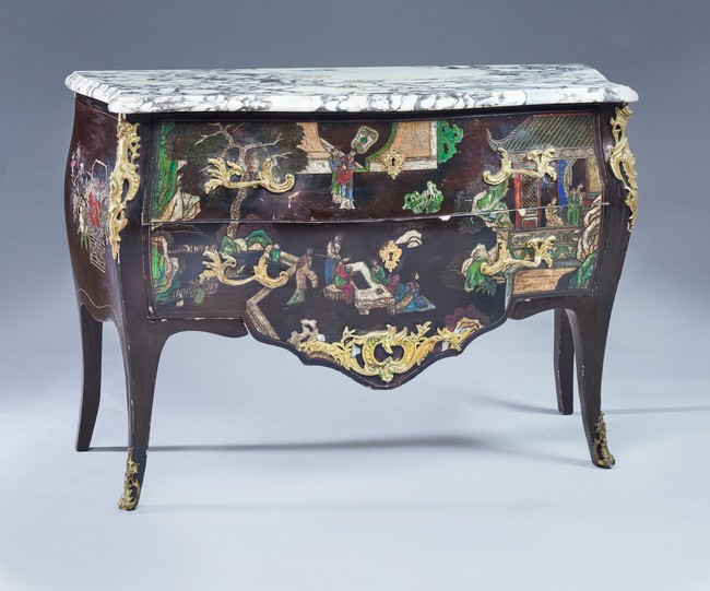 COMMODE galbée toutes faces en laque de type...