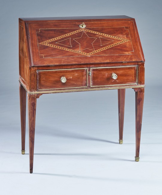 BUREAU DE PENTE en placage d'acajou et filets...