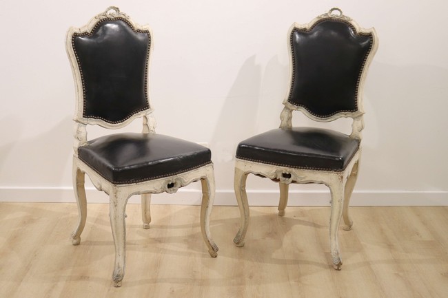 PAIRE DE CHAISES à dossier plat chantourné,...