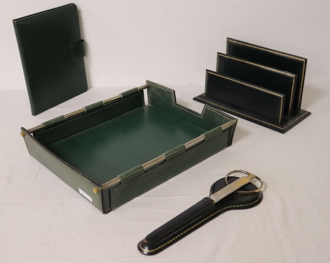 NÉCESSAIRE DE BUREAU dépareillé en cuir vert,...