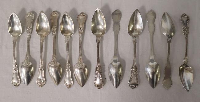 DOUZE PETITES CUILLERES en argent, de deux...
