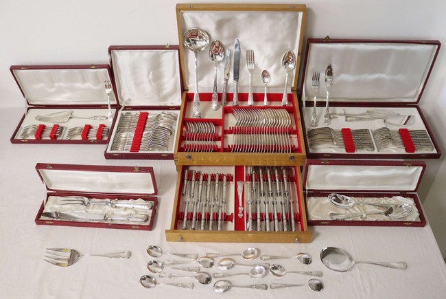 PARTIE DE MÉNAGERE en métal blanc, modèle...