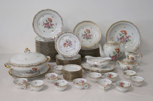 PARTIE DE SERVICE DE TABLE en porcelaine...