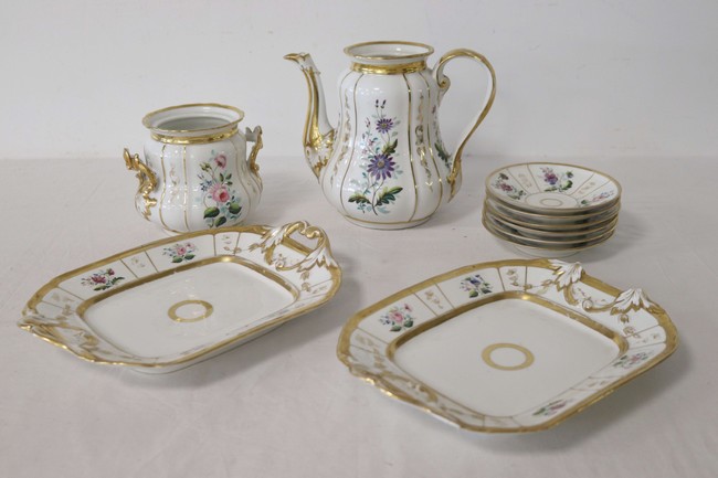 PARTIE DE SERVICE A THÉ en porcelaine à décor...