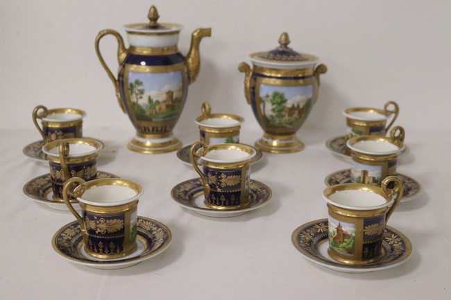 SERVICE À CAFÉ en porcelaine à décor en réserve...