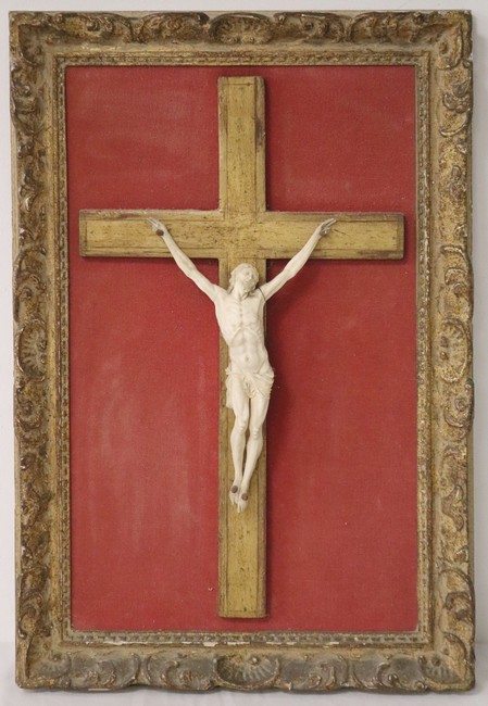 CRUCIFIX en ivoire sculpté.
