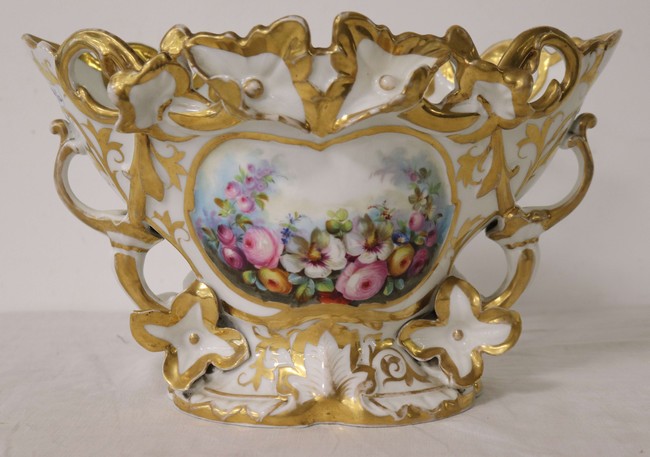 VASE DE MARIÉE en porcelaine blanche à rehauts...