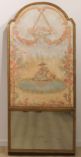 TRUMEAU en chapeau de gendarme, à décor d’une...