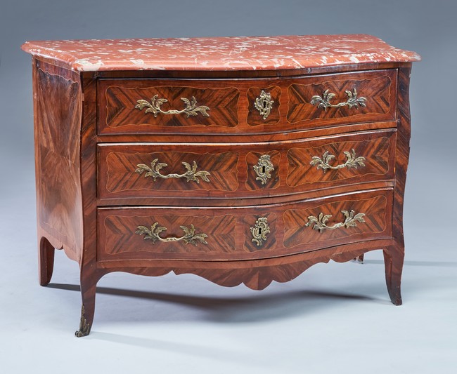 COMMODE galbée toutes faces en bois de placage,...