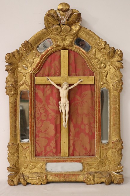 CRUCIFIX en résine dans un cadre en bois...