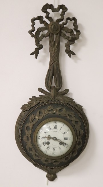 PENDULE D’APPLIQUE en bronze doré et tôle...
