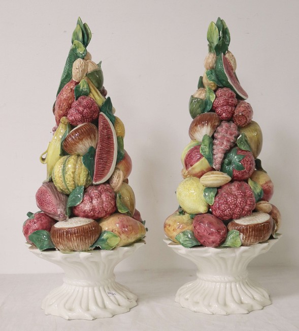 DEUX GRANDES COUPES DE FRUITS en faïence...