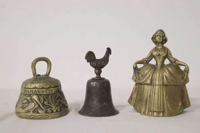 TROIS CLOCHES DE TABLE, l'une en bronze moulé...