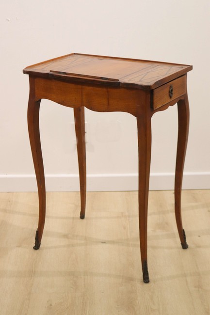 PETITE TABLE À ÉCRIRE en merisier et filets...