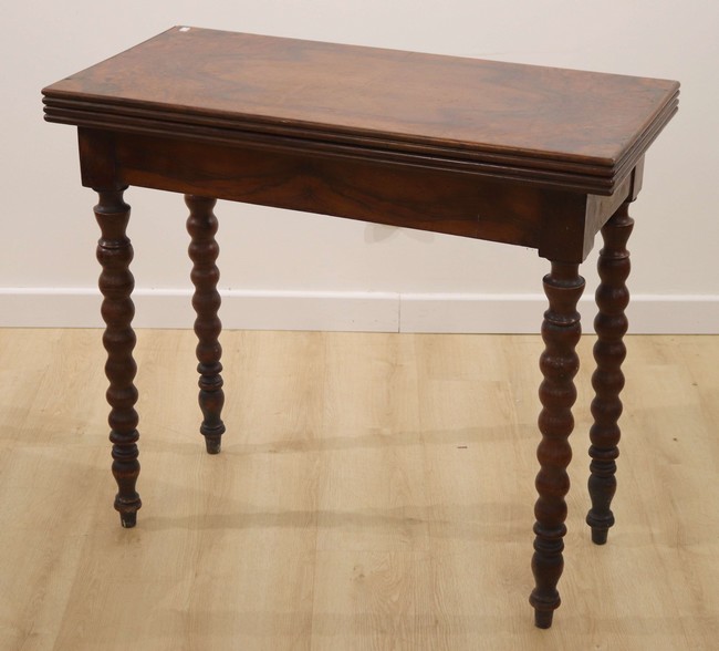 TABLE À JEUX en placage d’acajou à plateau...